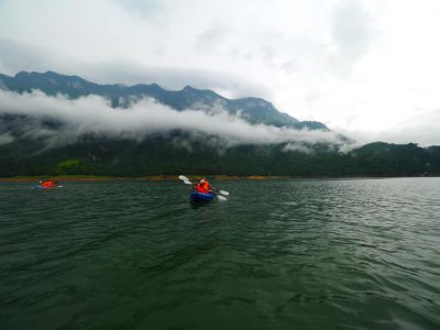 chèo thuyền kayak trên hồ ba bể